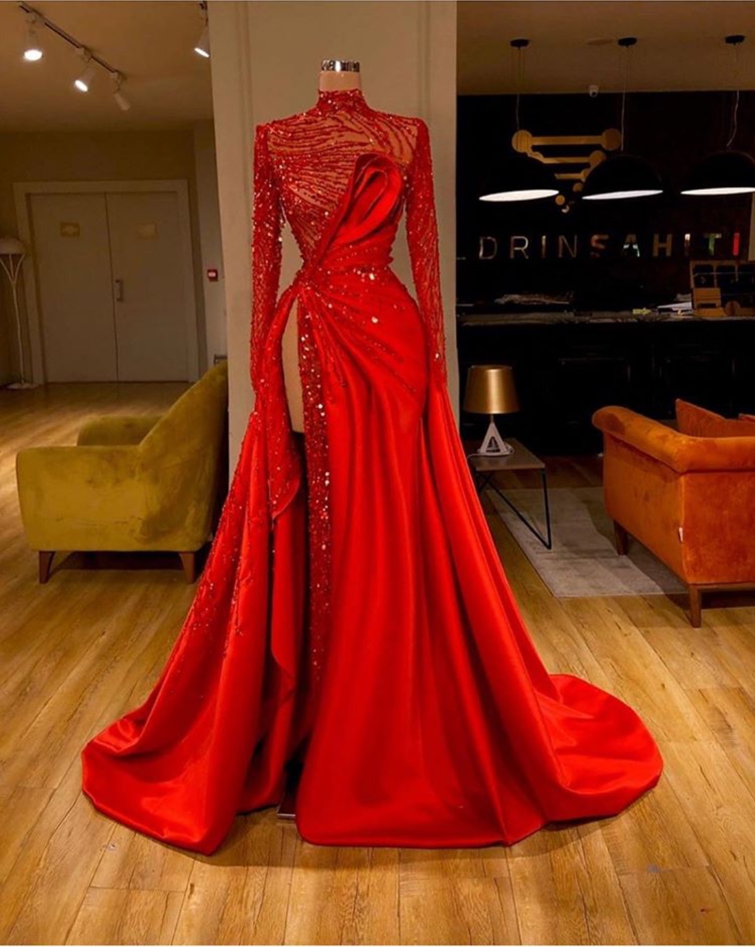 Red Gowns for Women: Embracing Elegance and Confidence缩略图